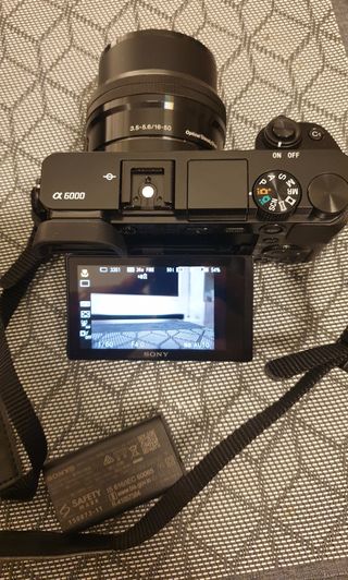 Sony Alpha A6000 + Obiettivo 16-50mm + Accessori