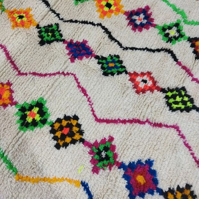 Alfombra de lana beige y multicolor