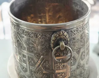 Caja joyero antigua metálica labrada