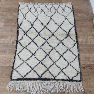 Alfombra de lana beige y negra