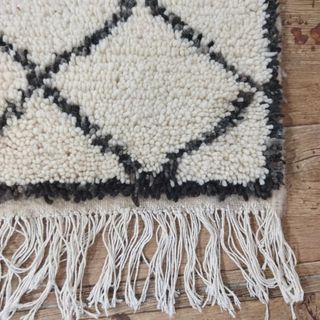 Alfombra de lana beige y negra