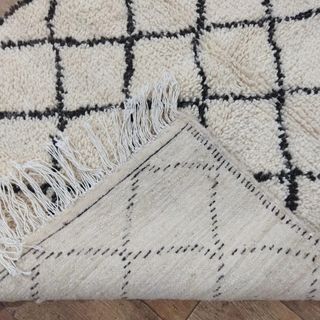 Alfombra de lana beige y negra