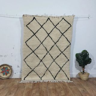 Alfombra de lana beige y negra