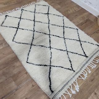 Alfombra de lana beige y negra