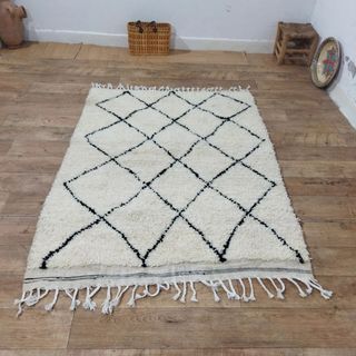 Alfombra de lana beige y negra