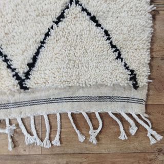 Alfombra de lana beige y negra