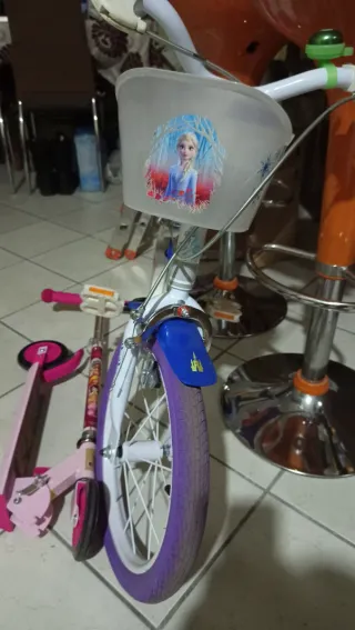 Bici Frozen e monopattino bambina