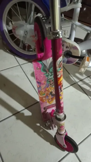 Bici Frozen e monopattino bambina