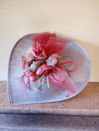 Tocado diadema flores y plumas