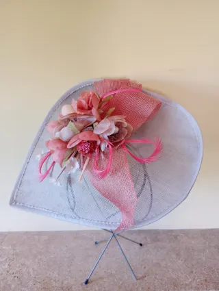 Tocado diadema flores y plumas