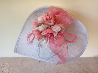 Tocado diadema flores y plumas