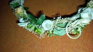 Tiara de flores y cintas