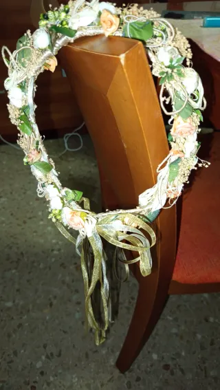 Tiara de flores y cintas