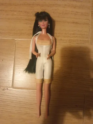 Barbie Kira con capelli lunghi e scuri