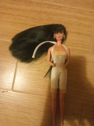 Barbie Kira con capelli lunghi e scuri
