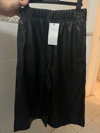 Bermudas MNG negras cuero sintético