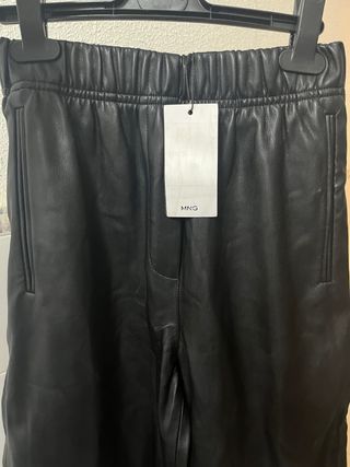 Bermudas MNG negras cuero sintético