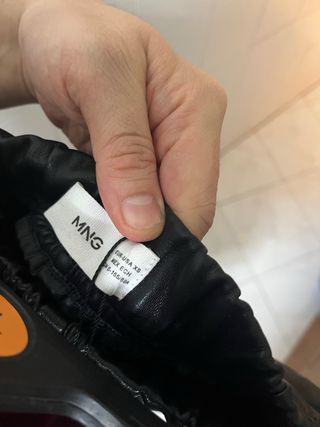 Bermudas MNG negras cuero sintético