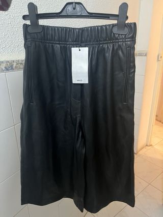 Bermudas MNG negras cuero sintético