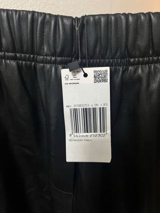 Bermudas MNG negras cuero sintético