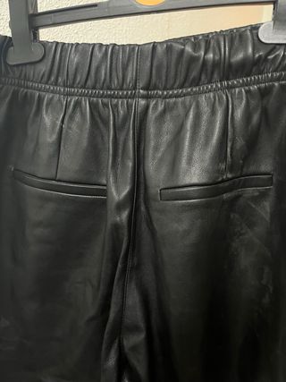 Bermudas MNG negras cuero sintético