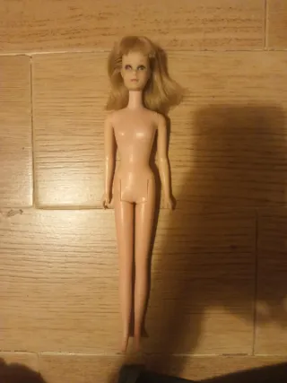 Barbie vintage in versione classica, ideale per collezionisti, è la cugina di Barbie anni '60 con il collo riparato come si vede in foto