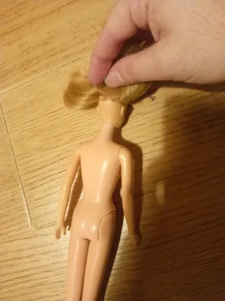 Barbie vintage in versione classica, ideale per collezionisti, è la cugina di Barbie anni '60 con il collo riparato come si vede in foto