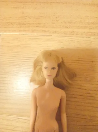 Barbie vintage in versione classica, ideale per collezionisti, è la cugina di Barbie anni '60 con il collo riparato come si vede in foto
