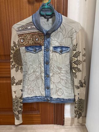 Cazadora Desigual vaquera y pana bordada