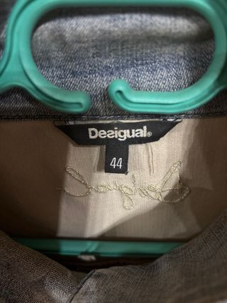 Cazadora Desigual vaquera y pana bordada