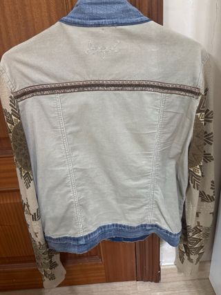 Cazadora Desigual vaquera y pana bordada