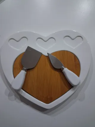 Tagliere a forma di cuore con coltelli NUOVO