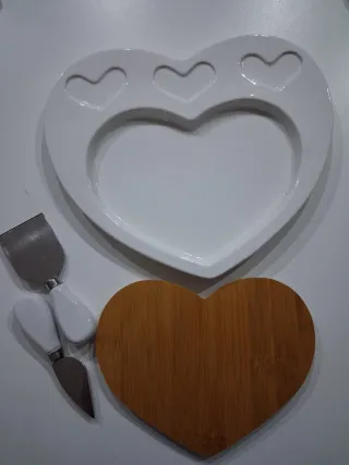 Tagliere a forma di cuore con coltelli NUOVO