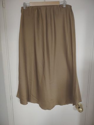 Falda dorada raso