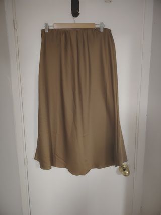 Falda dorada raso