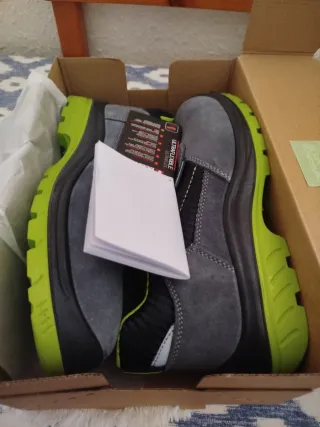 Zapatos de trabajo Bellota sin estrenar.