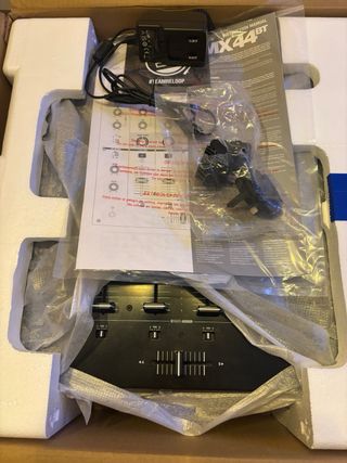 Mesa de mezclas Reloop RMX44BT Negra