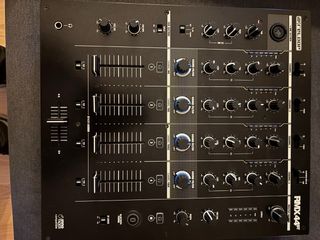 Mesa de mezclas Reloop RMX44BT Negra