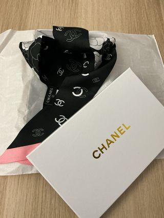 Foulard in seta Chanel con confezione regalo