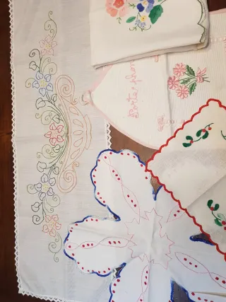 Centrotavola e centrini ricamati