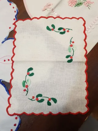 Centrotavola e centrini ricamati