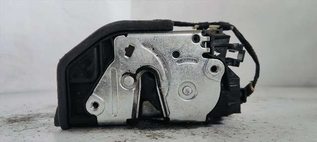 CERRADURA PUERTA TRASERA DERECHA BMW SERIE 1 LIM.