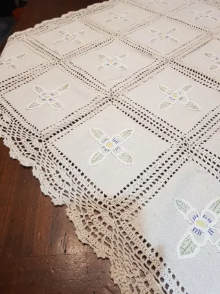 Centrotavola ricamato floreale shabby