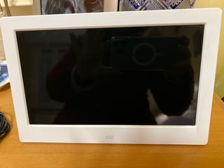 Cornice digitale bianca