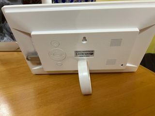 Cornice digitale bianca