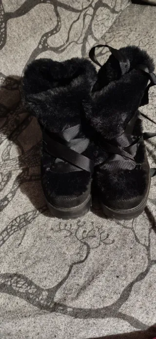 Botas de pelo negras con cordones