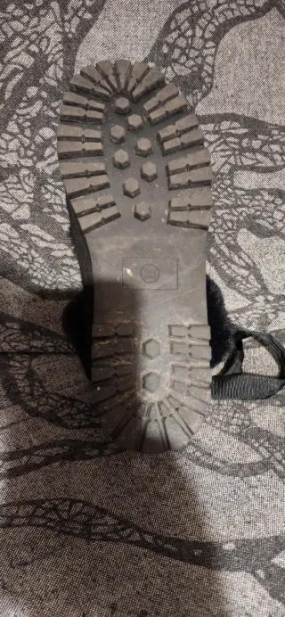 Botas de pelo negras con cordones