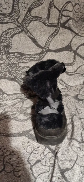 Botas de pelo negras con cordones