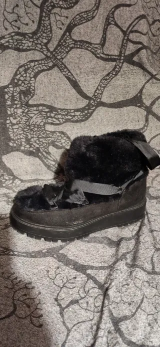 Botas de pelo negras con cordones