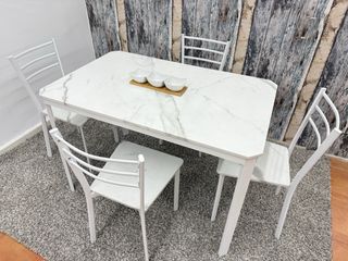 Mesa de cocina y 4 sillas blancas